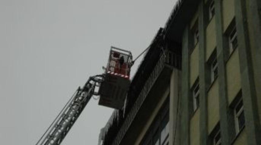 Erzurum&rsquo;da &Ccedil;atılardaki Sarkıtlar Temizlendi