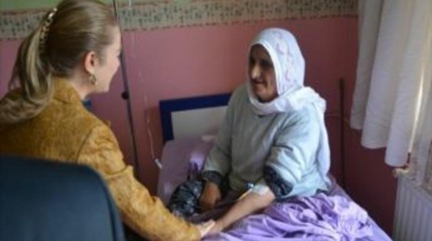 Kaymakam Eşinden Hasta Ziyareti