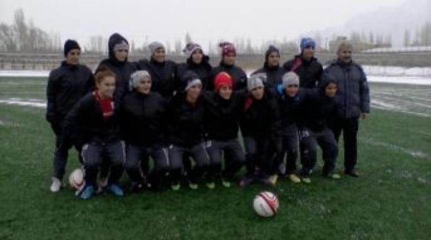 Hakkari Kadın Futbol Takımı Engel Tanımıyor