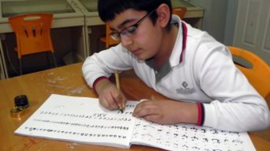 Emine Nakıboğlu Koleji&rsquo;nde &Ouml;ğrenciler Hat Sanatını &Ouml;ğreniyor