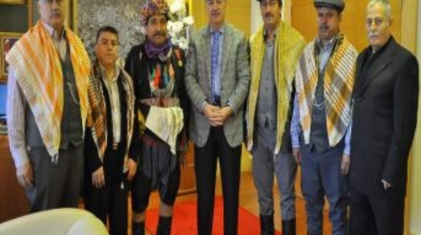 Y&ouml;r&uuml;kler Vali Kerem Al&rsquo;a Azık Torbası Ve İşleme Hediye Etti