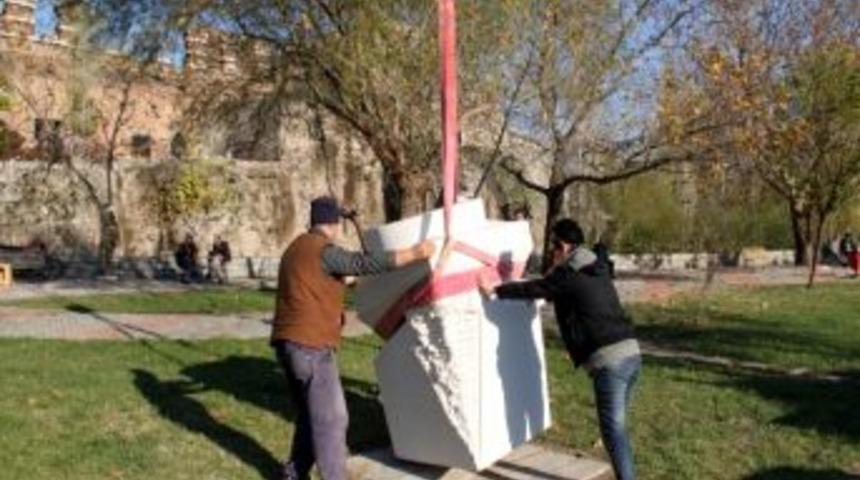 Bergama&rsquo;yı Heykeller S&uuml;sl&uuml;yor