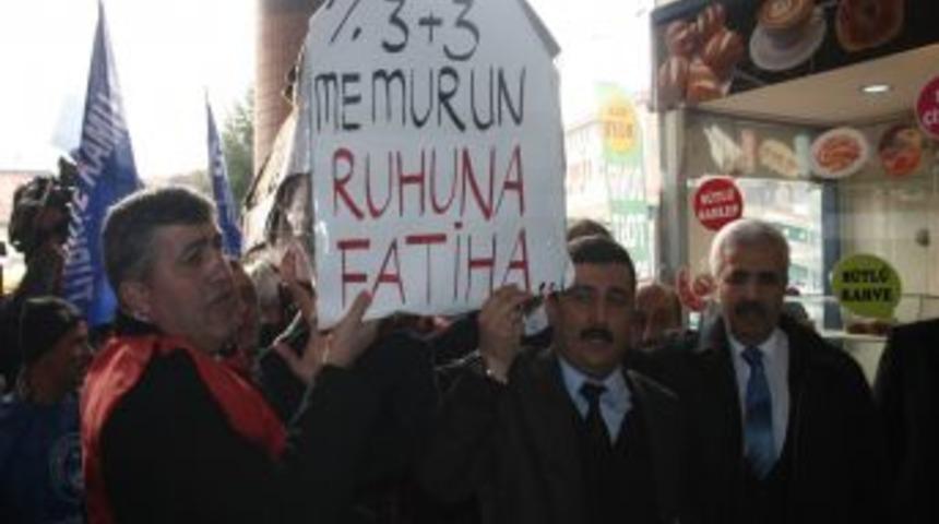 Bursa'da Memurlar, AK Parti Il Binası &Ouml;n&uuml;ne Tabut Bıraktı