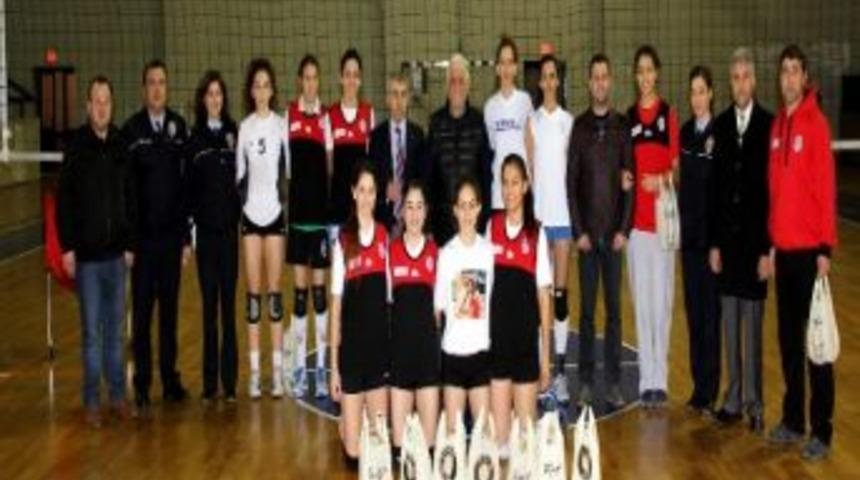 Karşılaşma &Ouml;ncesi Emniyet M&uuml;d&uuml;r&uuml; Altınok&rsquo;tan Moral Ziyareti