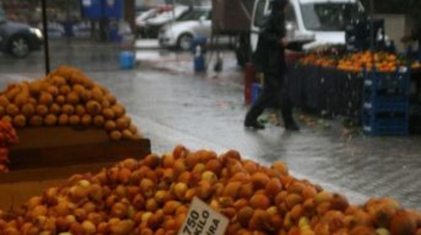 Yağışlar Pazarcıları Da Vurdu
