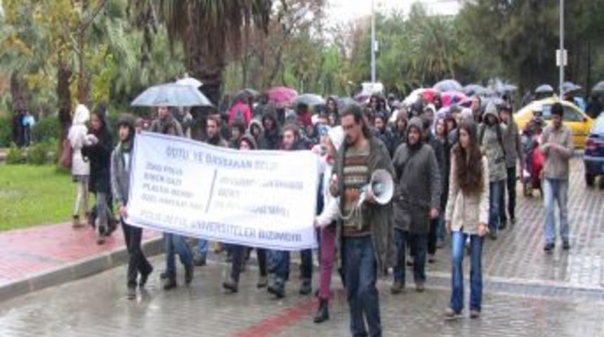 Ege &Uuml;niversitesi'nde ODT&Uuml; Olayları Protesto Edildi