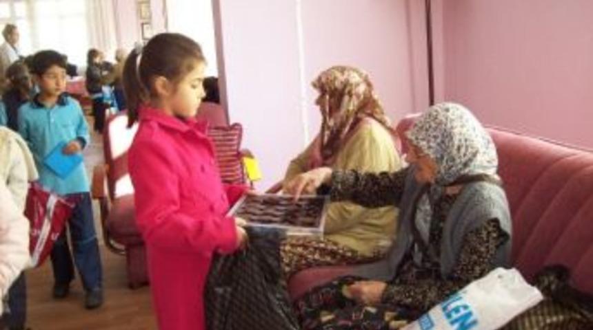 &Ouml;demişli Miniklerden Huzurevi Ziyareti