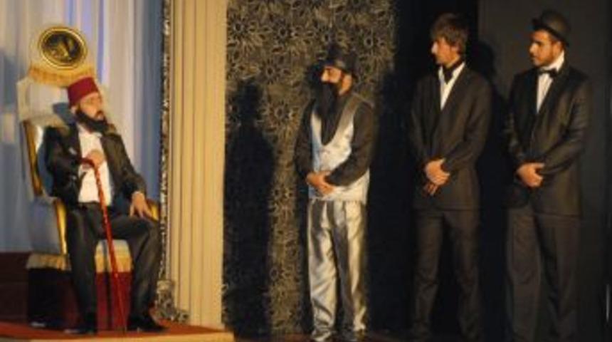 Adıyaman'da 'Abd&uuml;lhamit Han' Isimli Tiyatro Eseri Sahnelendi
