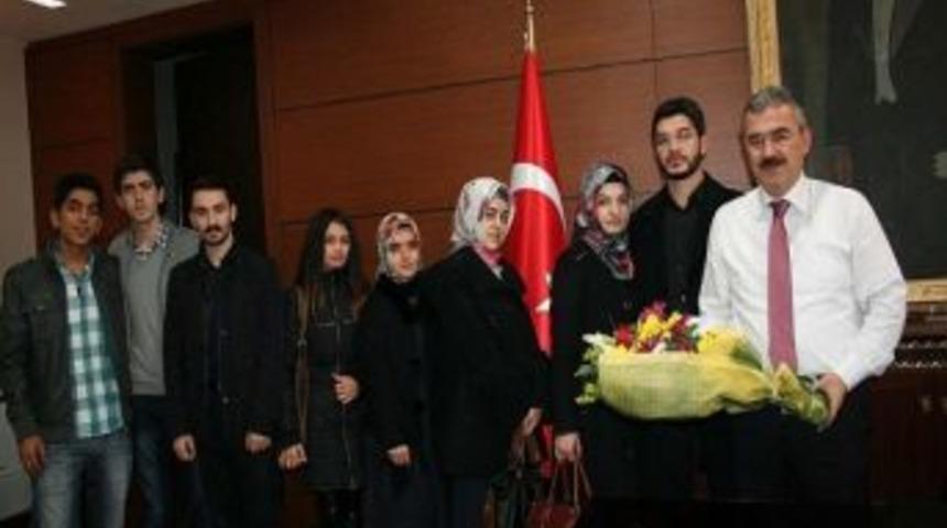&Uuml;niak&rsquo;tan Vali&rsquo;ye Ziyaret