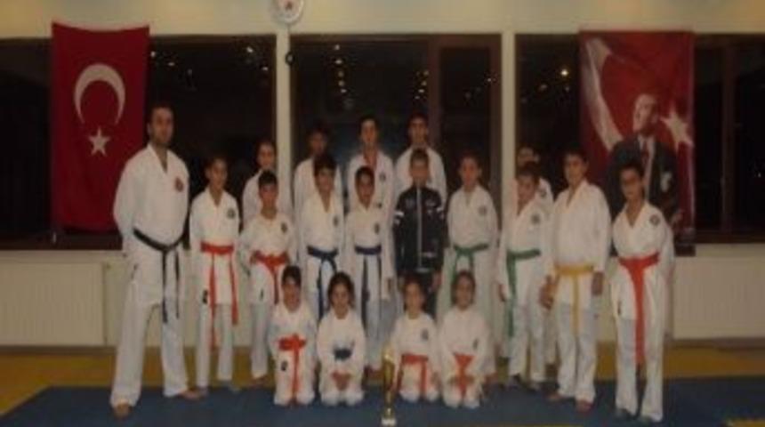 &Ccedil;iftlikk&ouml;yl&uuml; Karateciler Madalyaya Doymuyor