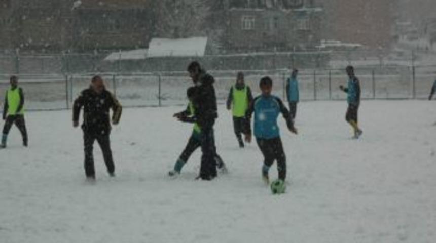Lapa Lapa Kar Yağışı Altında Antrenman Yaptılar