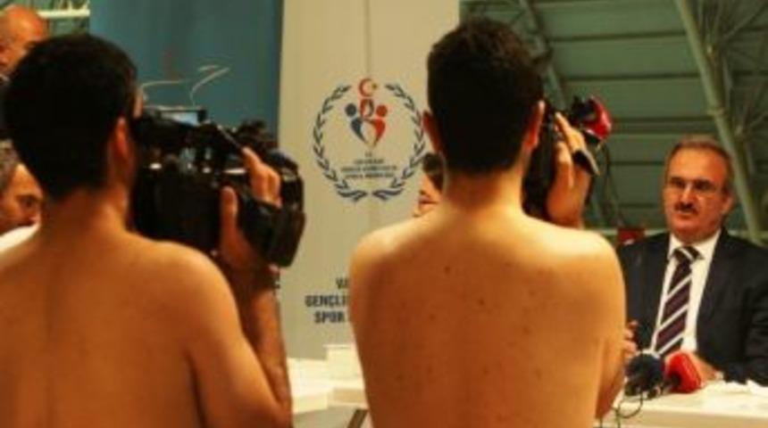 Vali Karaloğlu Olimpik Y&uuml;zme Havuzunda