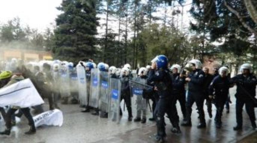 &Uuml;niversite &Ouml;ğrencileri İle Polis Arasında Arbede