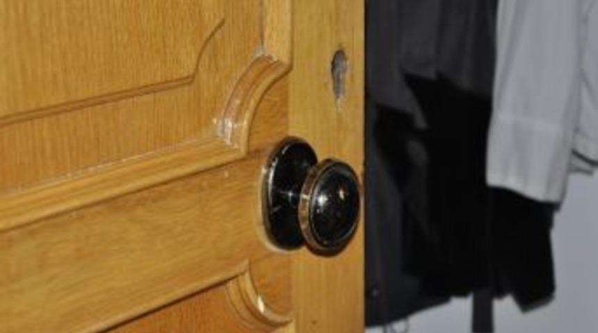 Balkondan Atlayan Hırsız Bacağını Kırdı