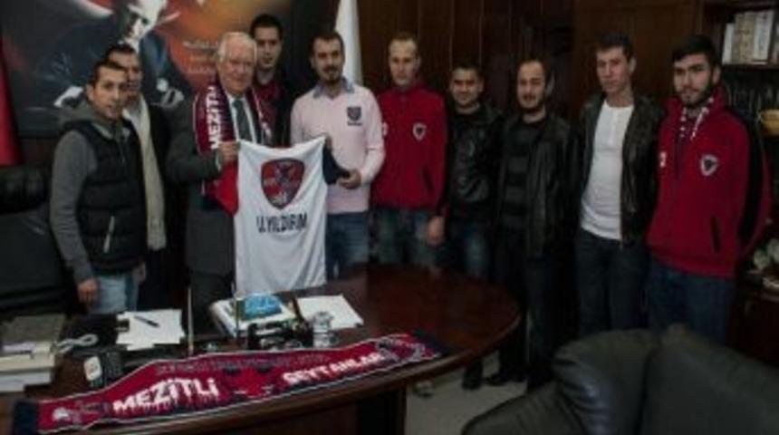 Taraftarlar, Başkan Yıldırım&rsquo;a Forma Hediye Etti