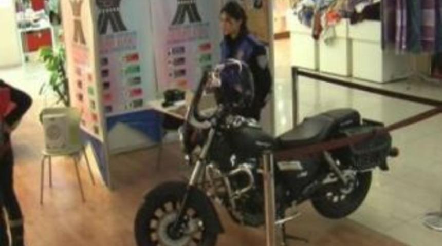 Polisten &ccedil;ekilişle motosiklet