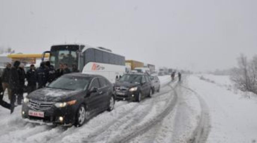 G&ouml;ksun'da P&uuml;ren T&uuml;neli Girişine &Ccedil;ığ D&uuml;şt&uuml; Kahramanmaraş Yolu Kapandı