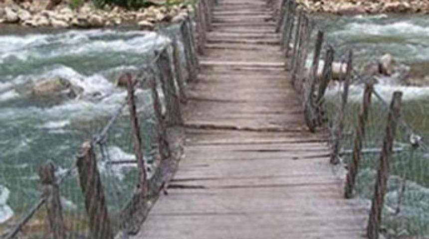 Dereye d&uuml;şen anne ve bebeği boğuldu