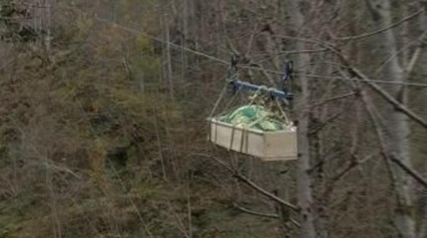 Rize'de Yolu Olmayan K&ouml;yde Tabutlar Bile Teleferikle Taşınıyor