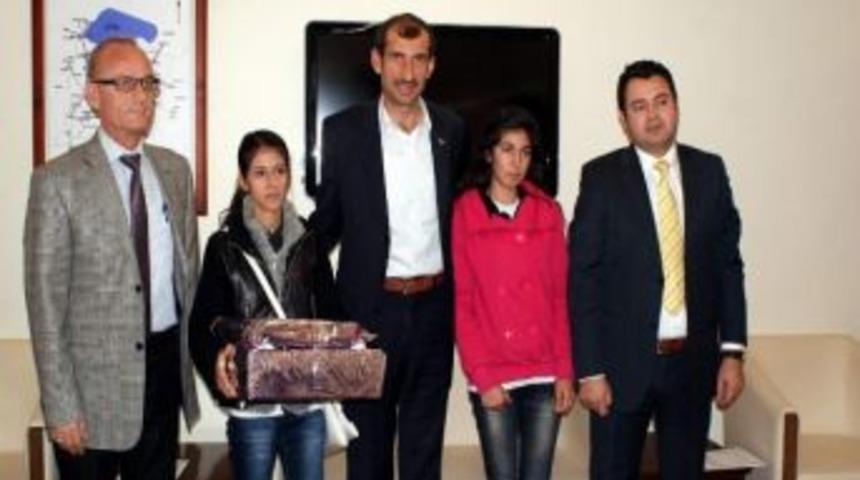 Kaymakam Avcı, Kardeşlerin Laptop İsteğini Yerine Getirdi