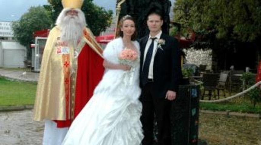 Noel Baba M&uuml;zesi, Rusya&rsquo;nın En Şanslı &Ccedil;iftine Ev Sahipliği Yaptı