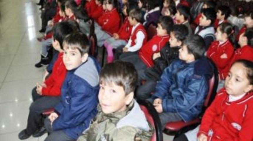 Dursunbey'de &Ouml;ğrencilere &Ouml;zel Tiyatro