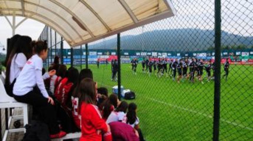 Beşiktaş Kız Futbol Eğitim Merkezleri Projesine Katıldı