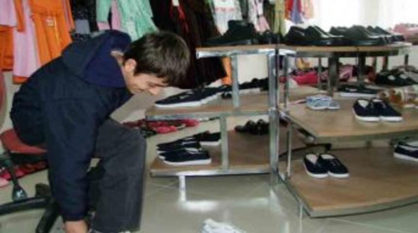 İhtiya&ccedil; Sahibi Anne: D&ouml;rt &Ccedil;ocuğum Bir &Ccedil;ift Ayakkabı Ile Idare Ediyor
