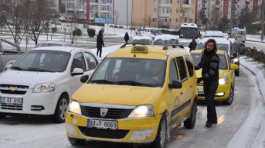Buz Pistine D&ouml;nen Yollarda S&uuml;r&uuml;c&uuml;ler Zor Anlar Yaşadı