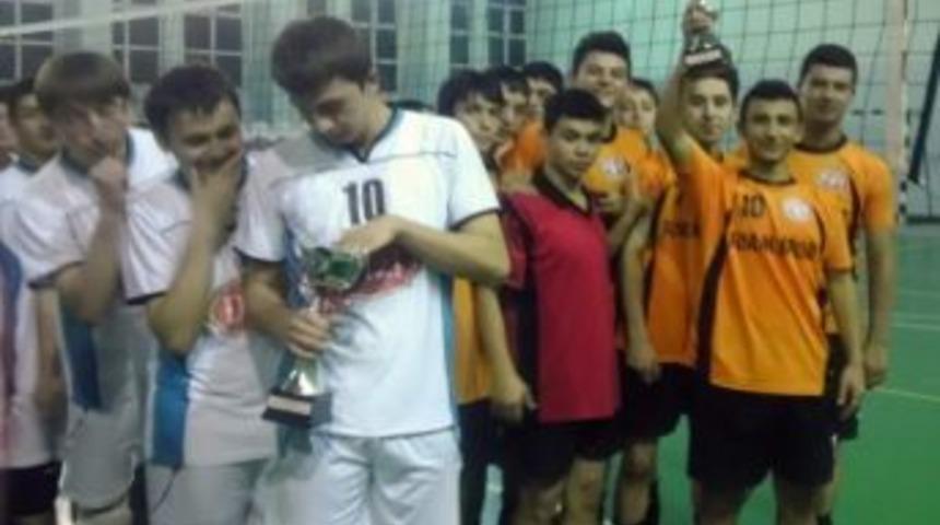 Gediz Ticaret Meslek Lisesi Erkek Voleybol Takımı İl Birincisi