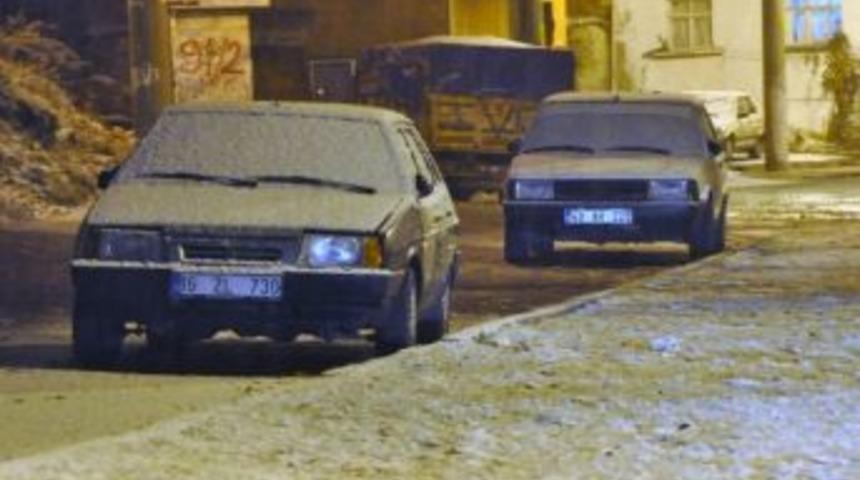 K&uuml;tahya Merkeze Mevsimin Ilk Karı Yağdı