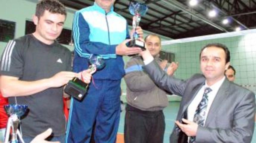 Tatvan&rsquo;da Kurumlar Arası Voleybol Turnuvası Sona Erdi