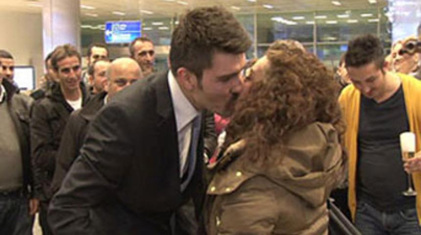Havalimanında s&uuml;rpriz evlenme teklifi