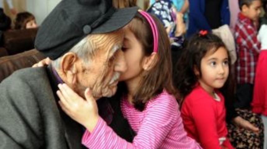 Minik Y&uuml;rekler Yaşlılara Huzur Verdi