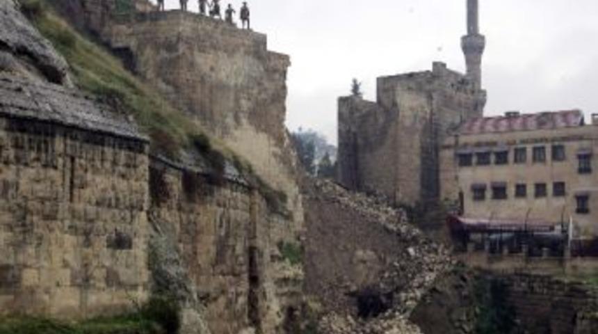 Gaziantep Kalesinin K&ouml;pr&uuml;s&uuml; Aşırı Yağışlardan Dolayı Yıkıldı