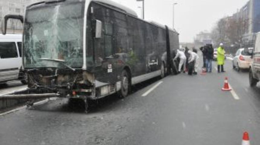 Metrob&uuml;s Yoldan &Ccedil;ıktı, 1 Kişi Hafif Yaralandı