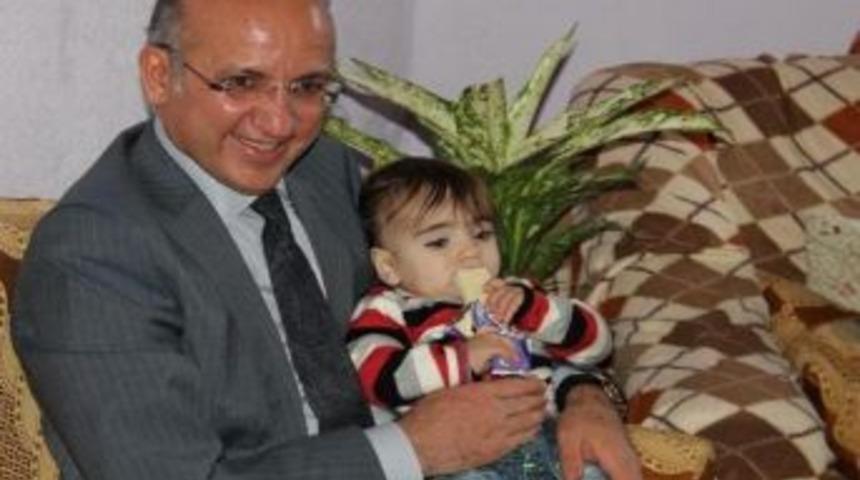 Vali Yurdakul, Kolunu Patosa Kaptıran Hamza&rsquo;yı Evinde Ziyaret Etti