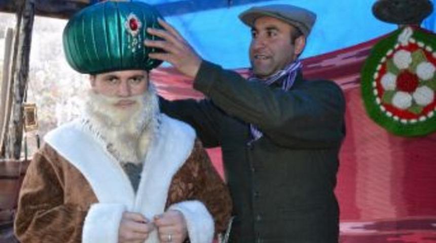 Nasrettin Hoca'yı Unutturmamak İ&ccedil;in M&uuml;şterilerine Kost&uuml;m&uuml;n&uuml; Giydiriyor