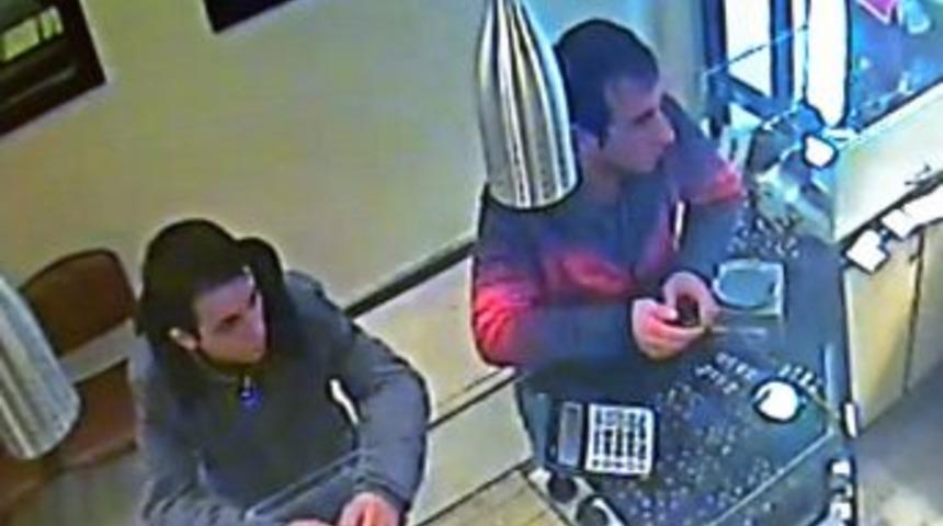 Kuyumcuya &Ccedil;alıntı Altın Bozdurmak Isterken B&ouml;yle G&ouml;r&uuml;nt&uuml;lendiler