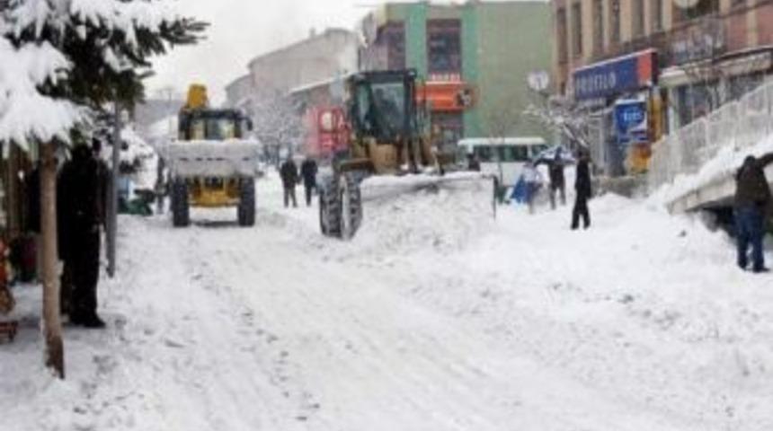 Arpa&ccedil;ay Belediyesi Caddelerin Karını Temizliyor