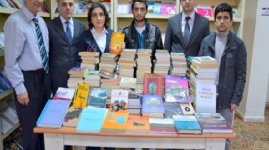 &Ccedil;om&uuml; K&uuml;t&uuml;phanesine Kitap Bağışı