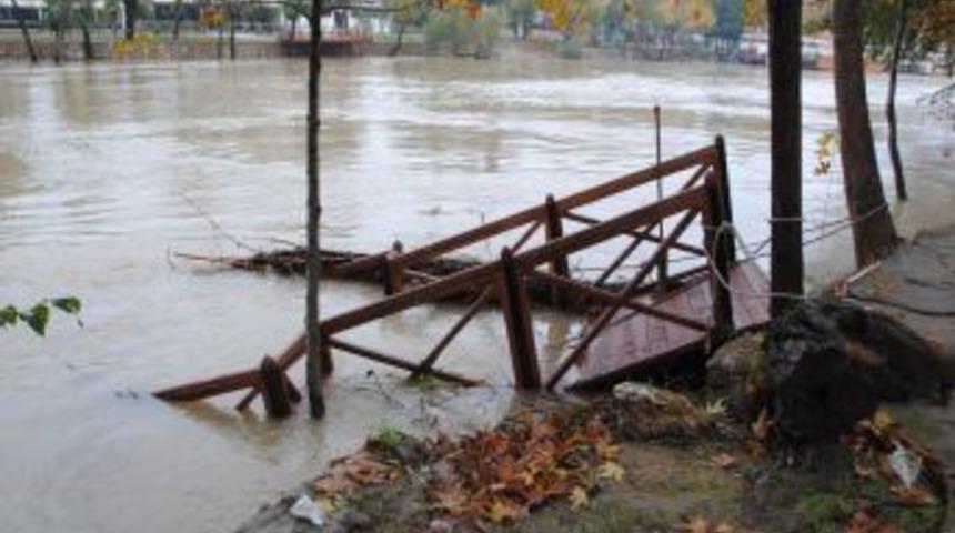 Sağanak Yağış Manavgat Irmağı'nda Su Seviyesini Y&uuml;kseltti