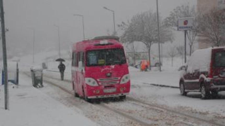 Yalova'da Kar Yağışı Etkili Oluyor
