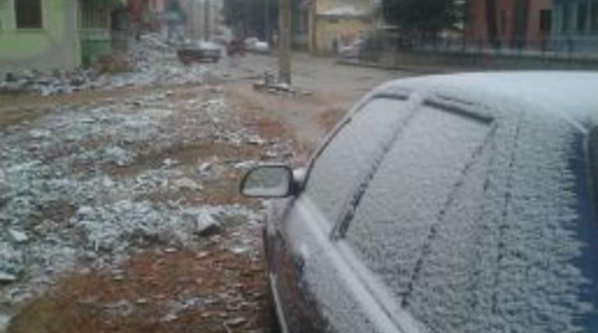 Simav Il&ccedil;e Merkezine Mevsimin Ilk Karı D&uuml;şt&uuml;