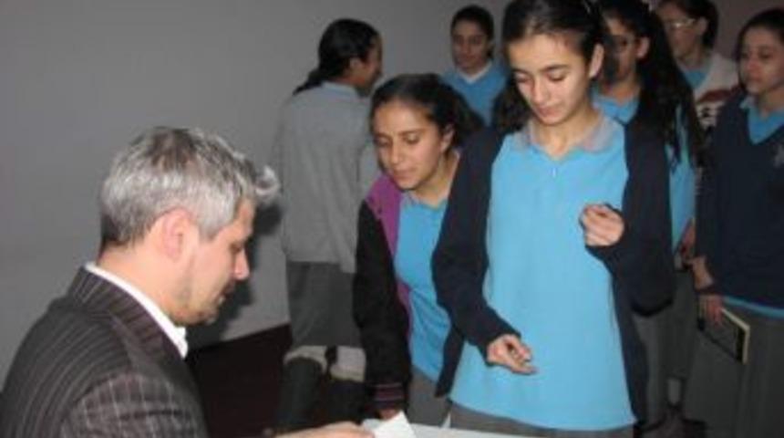 Yazar &Ouml;zer &Ouml;ğrencilerle Bir Araya Geldi