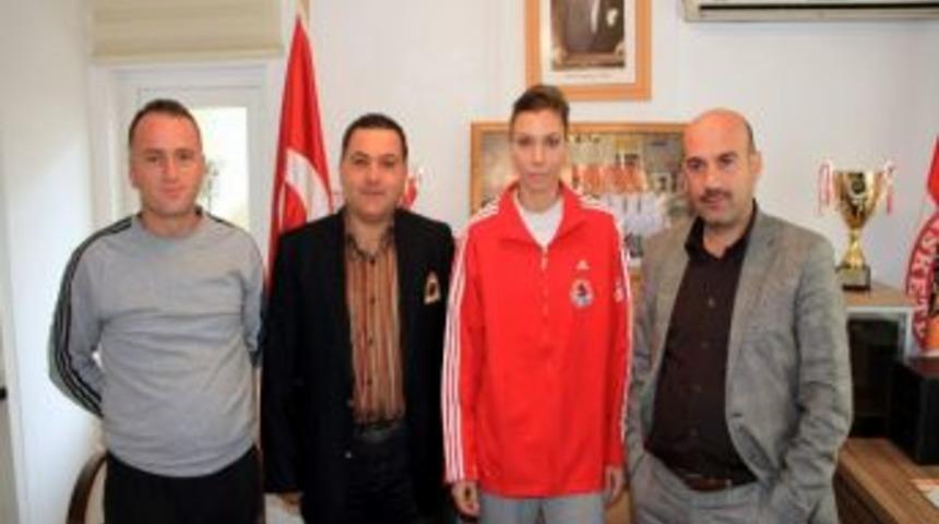 Sbk, Nina Bogicevic İle Anlaştı