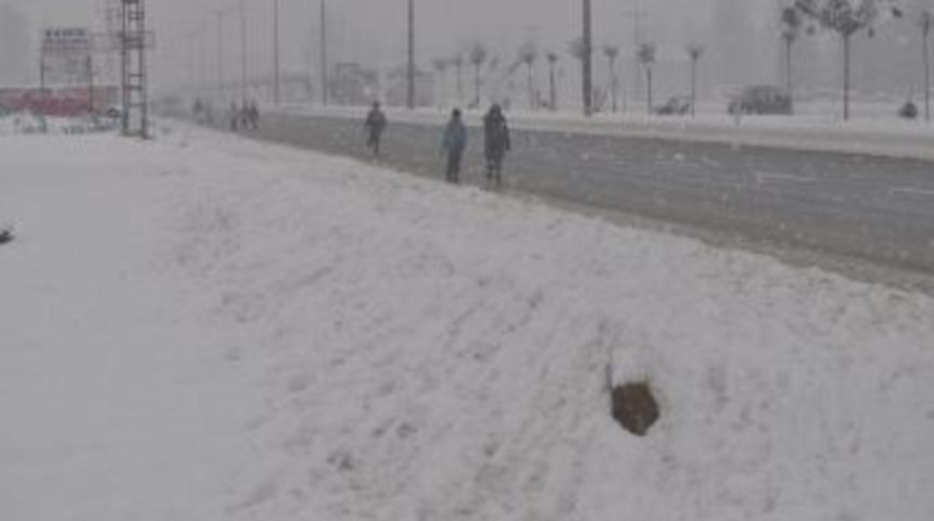 Doğuda Kış: Muş'ta 53 K&ouml;y Yolu Ulaşıma Kapalı