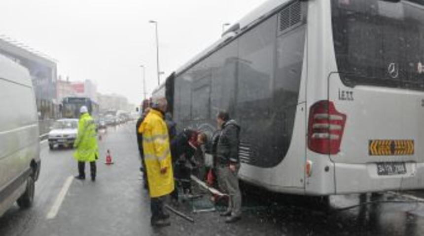 Kaza Yapan Metrob&uuml;s Yoldan Kaldırıldı