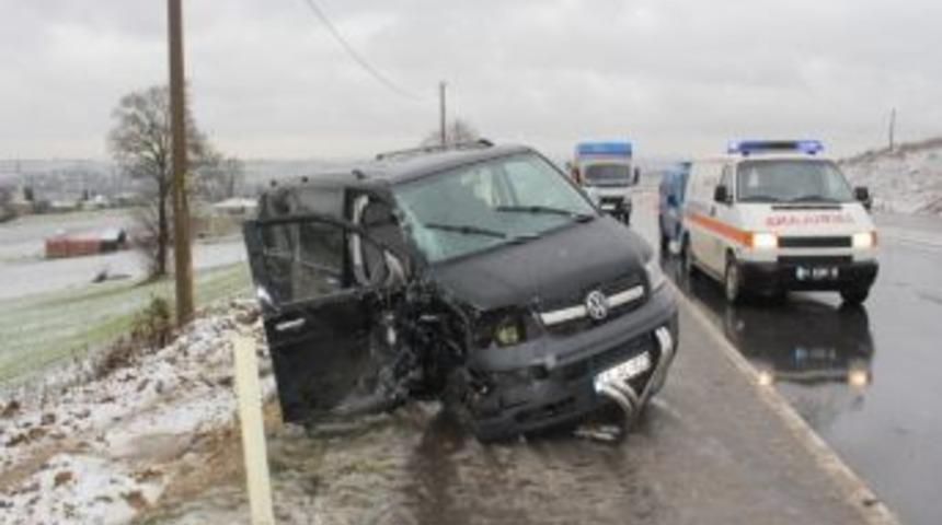 Sakarya&rsquo;da 2 Ara&ccedil; &Ccedil;arpıştı: 1 &Ouml;l&uuml;, 5 Yaralı