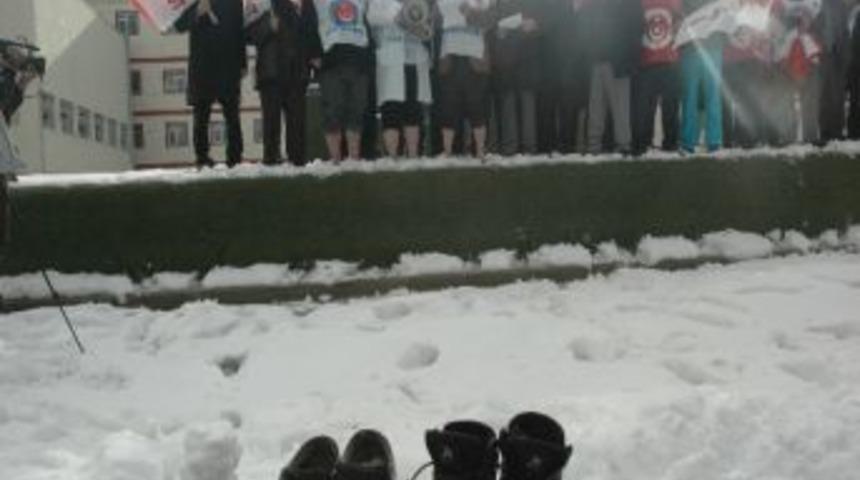 Erzurum&rsquo;da Karda &Ccedil;ıplak Ayaklı Eylem